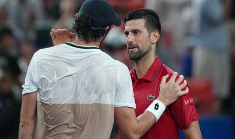 Kaj se dogaja, padel je še Novak Đoković? #video