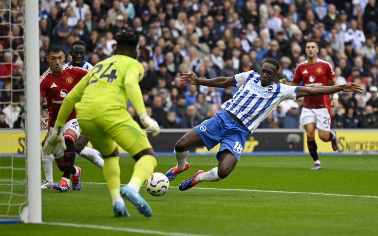 Danny Welbeck, ki je člansko kariero začel pri Manchester Unitedu, je zadel za vodstvo Brightona. Na koncu so zmagali z 2:1. | Foto: Reuters
