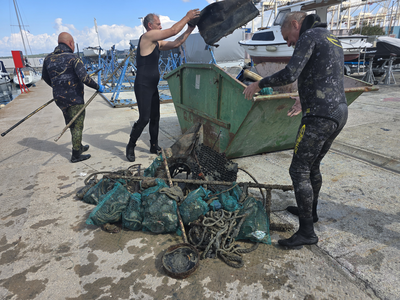 Z morskih travnikov slovenske Istre odstranili več kot dve toni odpadkov