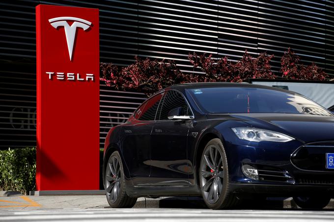 Tesla je v prvem četrtletju kupcem dostavila 25.051 avtomobilov, že prihodnje leto pa želijo s prihodom novega modela 3 proizvodnjo povečati na kar 500 tisoč vozil letno. Prihod novega modela 3 je tudi osnova visoke vrednosti njihove delnice na borzi v New Yorku. | Foto: Reuters