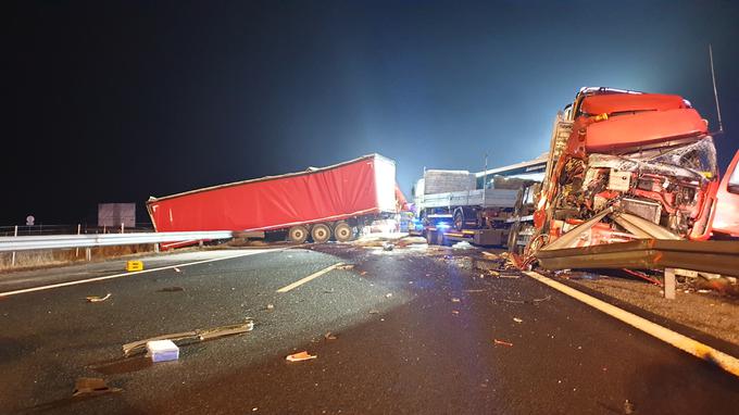 V nesreči se je poškodoval voznik enega od tovornjakov. | Foto: PU Kranj