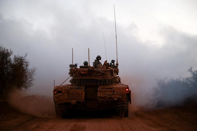 Izrael, vojaki | Hamas se je v mirovnem dogovoru, ki velja od 10. oktobra, zavezal, da bo Izraelu vrnil 20 še živečih talcev in posmrtne ostanke 28. Vse žive talce je nato izročil 13. oktobra, vključno s četrtkovo predajo pa jim je uspelo vrniti posmrtne ostanke 25 talcev. | Foto Reuters