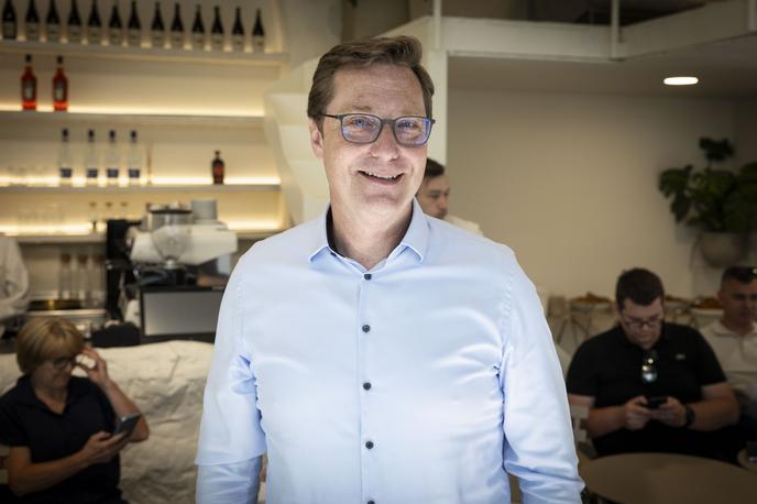Vladimir Prebilič | Vladimir Prebilič je svoje sledilce vprašal, kakšna se jim zdi njegova nova božična pripoved. | Foto Bojan Puhek