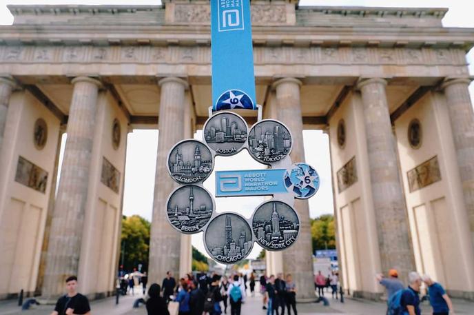Six Majors medalja | Medaljo Six Star, skovano iz šestih manjših medalj, ima samo 7123 ljudi z vsega sveta, od tega 15 Slovencev, med njimi tudi 49-letni Adrijano Vrbetič, ki je vseh šest maratonov iz serije (Berlin, Chicago, Boston, New York, Tokio in London) pretekel najhitreje, s povprečnim časom pod tremi urami. 