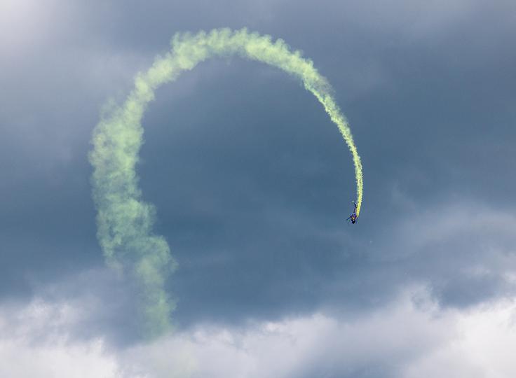 Med letali, ki so v floti Flying Bullsov, sta mu najbolj pri srcu alpha jet in novi mustang P-51 D. Dve popolni nasprotji pilotske izkušnje. Glede helikopterjev stavi na svoj BO105 C. | Foto: Goran Krošelj