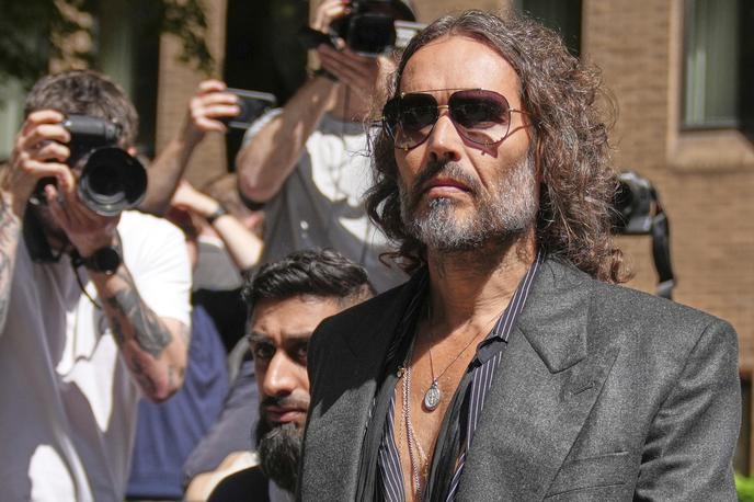 Russell Brand, igralec | Leta 1975 v delavski družini v Essexu vzhodno od Londona rojeni Brand je kariero stand-up komika začel kot najstnik. Na sceni je nastopil kot provokativni komik, se nato prelevil v hollywoodsko zvezdo, zatem v guruja proti establišmentu, ki ima še vedno milijone spletnih oboževalcev. | Foto Guliverimage