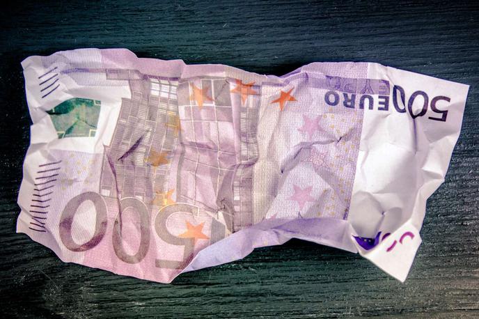 Bankovec 500e, 500 evrov | Policisti so bankovec na pošti zasegli in poslali v Nacionalni forenzični laboratorij, kjer so ugotovili, da je sporni bankovec pristen in ne gre za ponaredek, ampak je le poškodovan do te mere, da ni primeren za uporabo. | Foto Shutterstock