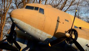DC-3 praznuje 80 let: spremenil je letalske prevoze in obstal tudi v Metliki