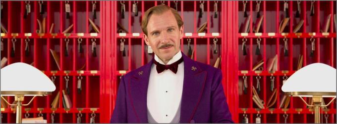 Komedija Wesa Andersona o prigodah gospoda Gustava (Ralph Fiennes), znamenitega oskrbnika slavnega evropskega hotela, je prejela še oskarja za najboljšo scenografijo in izvirno filmsko glasbo.• V videoteki DKino. | Foto: 