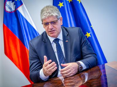 Poklukar in Petrič obsojata napad na moškega v Novem mestu; v torek izredna seja občinskega sveta