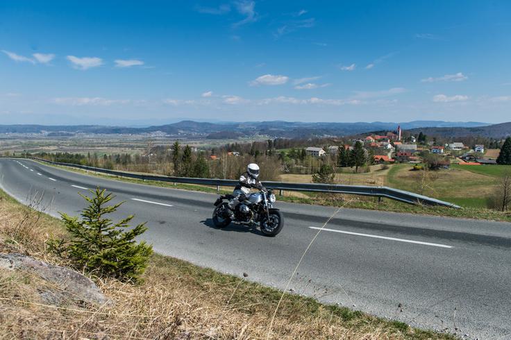Ne prehitevaj življenja. Motorist za vedno! Agencija za varnost prometa želi pred glavno motoristično sezono, ki se je zaradi lepega vremena letos začela že zgodaj, tako motoriste kot vse preostale udeležence v prometu opozoriti na strpno in preudarno vožnjo ter na dodatno previdnost na cesti. Motoriste poziva k uporabi zaščitne opreme in čelade ter k razmeram na cesti prilagojeni hitrosti vožnje oziroma upoštevanju omejitev hitrosti. | Foto: Klemen Korenjak