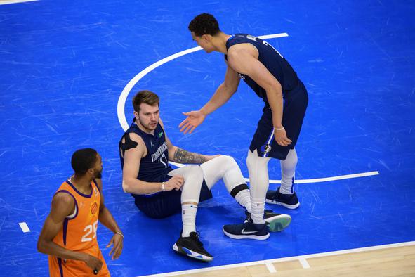 Mož, ki prejema udarce za dobrobit Dončića in Dallasa