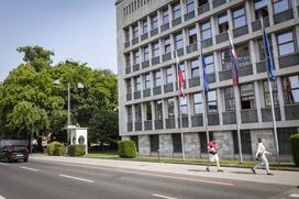 Popravilo policijske hiške pred parlamentom.