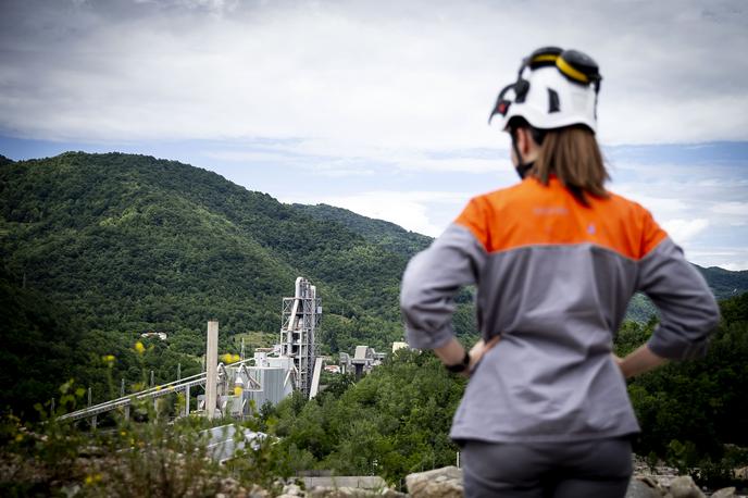 Salonit Anhovo | Pogled na cementarno Salonit Anhovo z njihovega bližnjega kamnoloma Rodež | Foto Ana Kovač