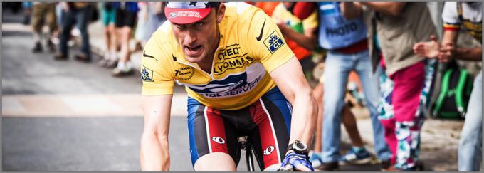 Lance Armstrong (Ben Foster) se po borbi z rakom leta 1999 vrne na kolesarske steze, odločen, da osvoji zmago na dirki Tour de France. Po zaslugi najbolj sofisticiranega dopinškega programa v zgodovini je osvojil kar sedmih lovorik. Novinar David Walsh je prvi podvomil o čistosti Armstrongovih dosežkov in tvegal kariero, da bi razkrinkal eno od največjih prevar našega časa. | Foto: 