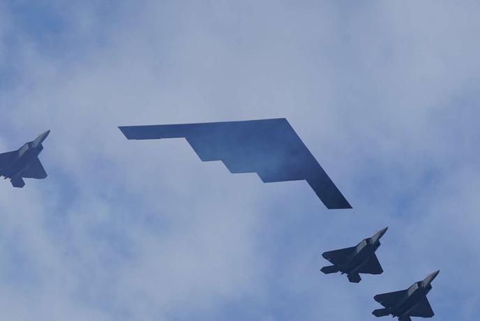 ZDA pošiljajo nevidne bombnike in kopičijo sile: kaj se dogaja?