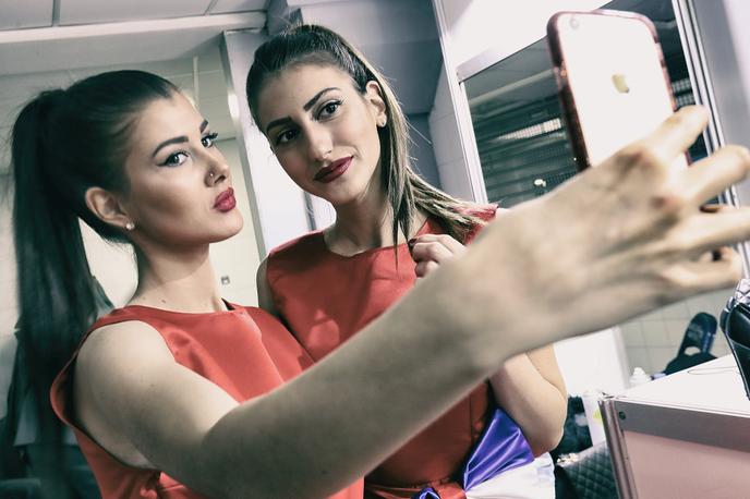 Dekleta, selfie, fotografija | Številne uporabnice in številni uporabniki Instagrama prek zgodb delijo predvsem sprotne utrinke iz svojega zasebnega življenja, kot so aktivnosti, s katerimi se trenutno ukvarjajo, kraji, ki so jih obiskali, ali pa preprosto spontane fotografije oziroma tako imenovani selfiji. | Foto Getty Images