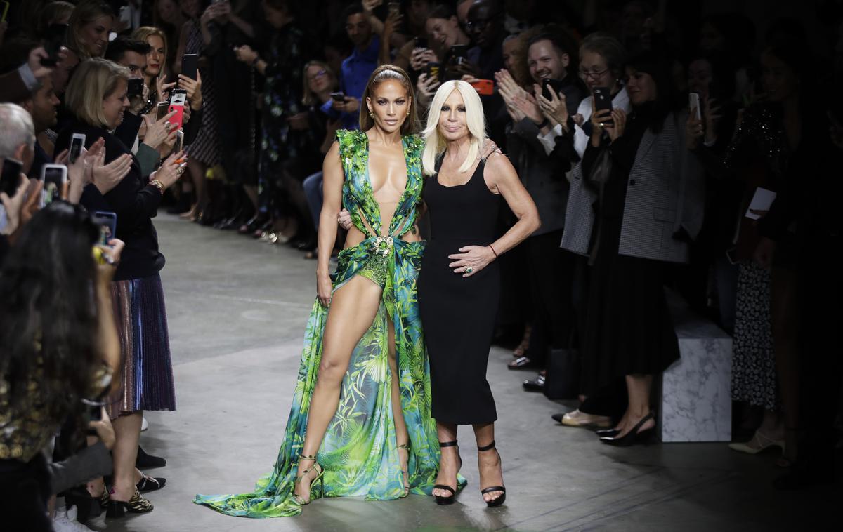 Donatella Versace | Donatella Versace z Jennifer Lopez v eni od najbolj prepoznavnih oblek italijanske znamke. | Foto Guliverimage