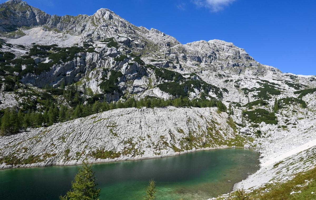 Jezero v Ledvicah | Kopanje v visokogorskih jezerih je zaradi izredno občutljivega ekosistema strogo prepovedano. Na fotografiji je Jezero v Ledvicah, četrto jezero v Dolini Triglavskih jezer, ki je največje in najgloblje jezero v tej dolini. V dolžino meri 300 metrov, široko je 120 in globoko do 15 metrov. | Foto Matej Podgoršek
