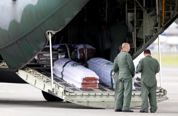 Žrtve so z letalom prepeljali v domovino.  | Foto: Reuters