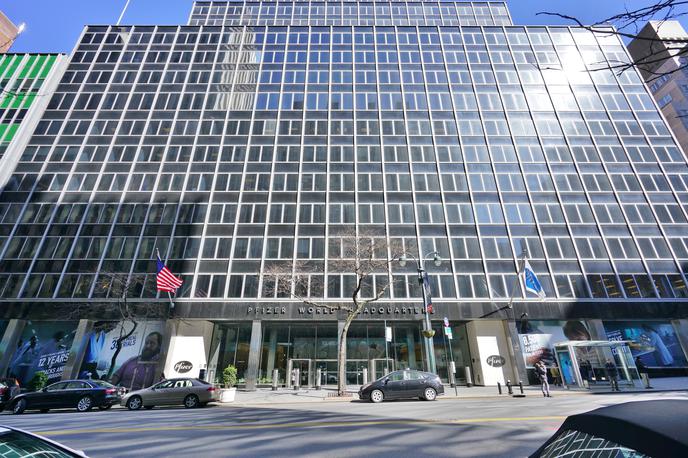 Pfizer stolpnica | Leta 1961 zgrajeni tako imenovani Pfizerjev nebotičnik, ki stoji na vzhodni strani 42. ulice na Manhattnu, ima po uradnih podatkih sicer 38 nadstropij, visok pa je 120 metrov. Pfizer je stolpnico in še eno stavbo v bližini leta 2018 prodal za nekaj manj kot 320 milijonov evrov. | Foto Shutterstock