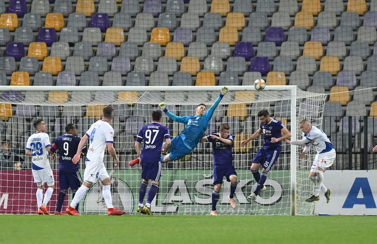 Vratar Maribora Kenan Pirić je postregel z nekaj izjemnimi obrambami. | Foto: Miloš Vujinović/Sportida