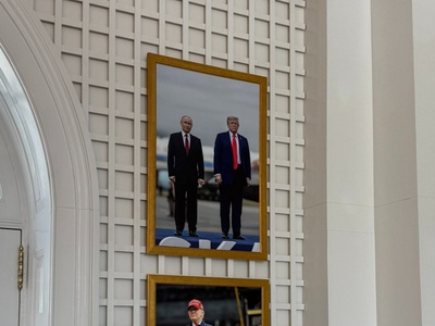 V Beli hiši po novem visi skupna fotografija Trumpa in Putina