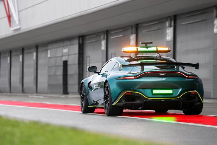 Varnostni avtomobil ima mnogo dodatnih elementov (luči LED, utripajoči smerniki, povezava z vodstvom dirke ...), kar mu omogoča opravljanje svojega dela. | Foto: Aston Martin