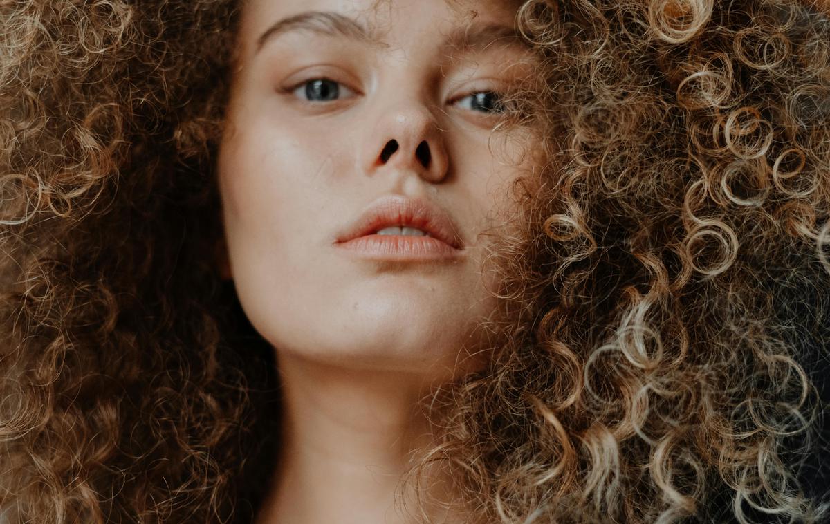 ženska, dekle, kodri, kodrasti lasje | Foto Pexels