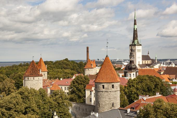 V prestolnici Talin živi več kot 437 tisoč prebivalcev oziroma vsak tretji Estonec. Drugo največje mesto je Tartu, ki šteje skoraj 93 tisoč prebivalcev. V Talinu ustvarijo več kot polovico estonskega BDP. Leta 2008 je bil BDP na prebivalca v Talinu kar 172 odstotkov estonskega povprečja, kar kaže na veliko razliko v razvoju med glavnim mestom in podeželjem. Na fotografiji je staro mestno jedro s cerkvijo Sv. Olafa. | Foto: Guliverimage/Vladimir Fedorenko