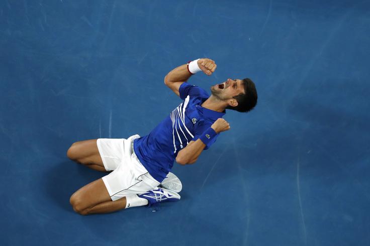 Takšne nadvlade v finalu turnirja za grand slam, ko je Novak Đoković na OP Avstralije zlahka premagal Rafaela Nadala, že dolgo nismo videli. Srb se je na novinarski konferenci nasmejal kot že dolgo ne. Za to je poskrbel eden od novinarjev.
Novak Đoković je v nedeljskem finalu potreboval nekaj več kot dve uri, da je dosegel sedmo zmago na OP Avstralije, kar je tudi rekord v Melbournu. Prvi igralec sveta je do zdaj skupno dosegel 15 lovorik za grand slam.
6:3, 6:2, 6:3
Na OP Avstralije se je končal ženski finale, potem ko je Naomi Osaka po treh nizih (7:6, 5:7, 6:4) premagala Petro Kvitovo in se veselila novega velikega uspeha. S tem je postala prva Japonka, ki je zmagala na OP Avstralije.
 | Foto: Reuters