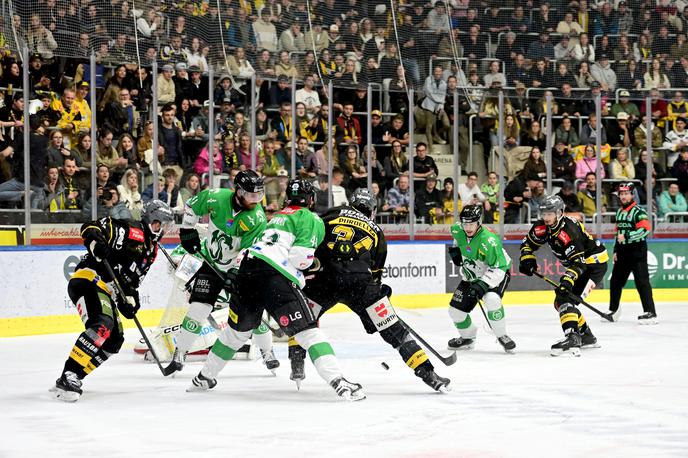 Pustertal : HK Olimpija | Pustertal je v torek končal sezono Olimpije in se prvič uvrstil v finale IceHL. | Foto Foppa Iwan - HC Pustertal