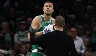 V NBA je tekla kri, a se je Kristaps Porzingis le smejal #video