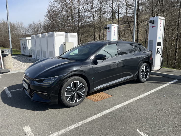Kia EV6 ima prav tako 800-voltno zasnovo in s tem polnjenje do moči krepko čez 200 kilovatov. | Foto: Gregor Pavšič