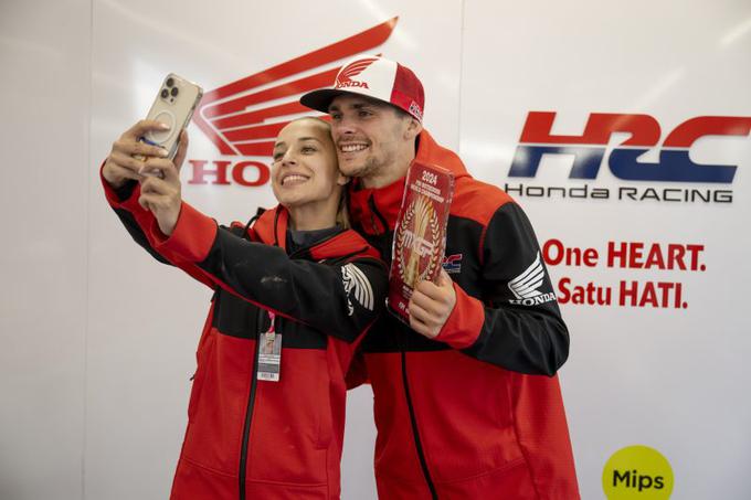 Tim Gajser in kar ima najraje: dekle in rdečo tablico. | Foto: Honda Racing/ShotbyBavo