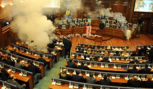 Kosovo: v parlamentu s solzivcem skušali preprečiti glasovanje #foto