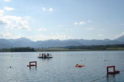 Plaža ob Velenjskem jezeru nared, svoj prostor pod soncem imajo tudi štirinožci