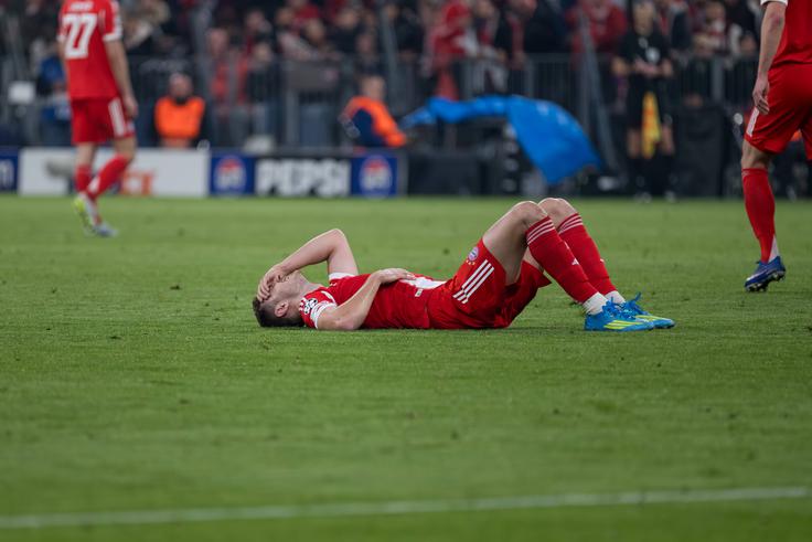 Hrvaški reprezentant Josip Stanišić je preigral Antonia Rüdigerja in podal Sergeu Gnabryju, branilec Reala pa ga je nato s komolcem udaril v bok. Ko je Stanišić ležal na tleh, naj bi ga Rüdiger tudi žalil. | Foto: Guliverimage