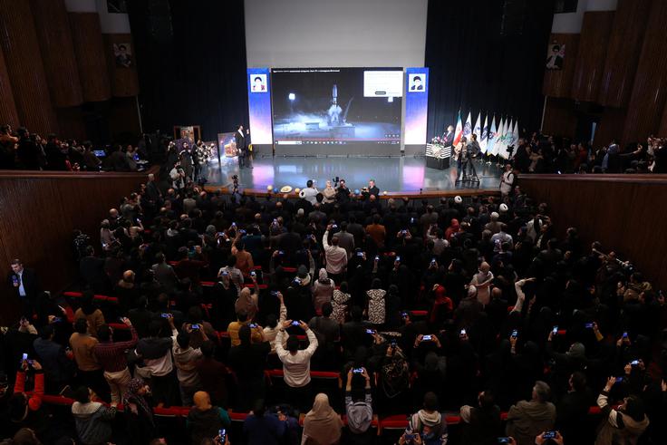 V Teheranu skupina študentov na zaslonu spremlja rusko raketo z iranskimi sateliti. | Foto: Reuters