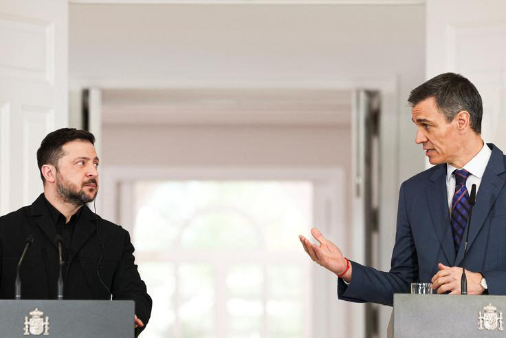 Z Zelenskim, ki je bil na četrtem uradnem obisku v Španiji od začetka ruske invazije na Ukrajino februarja 2022, sta izrazila pripravljenost Španije in Ukrajine ter podjetij iz obeh držav na sodelovanje pri razvoju in proizvodnji orožja. Zelenski je ob tem dejal, da je Ukrajina, ki je med sedanjo vojno pridobila grenke izkušnje na področju dronov in tehnologij, pripravljena posredovati svoje znanje. | Foto: Reuters