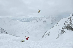 Zadnje informacije: plaz pokopal pet ljudi, med njimi sedemnajstletno dekle