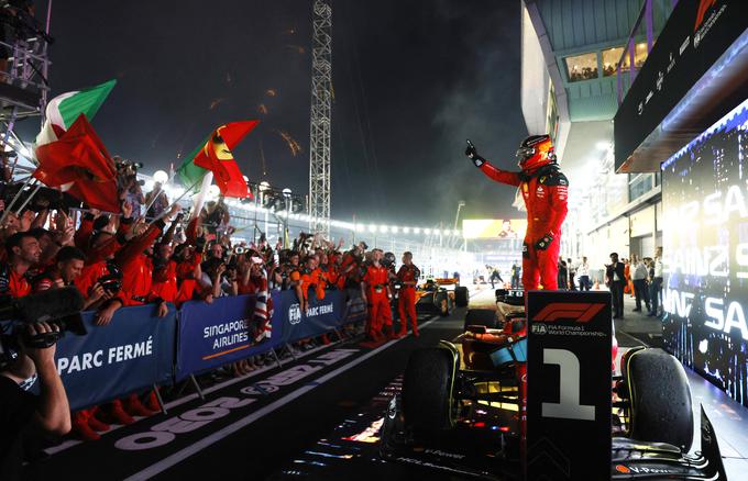 Carlos Sainz je v SIngapurju dosegel svojo drugo zmago v formuli 1, prvo za Ferrari po več kot letu dni. | Foto: Reuters