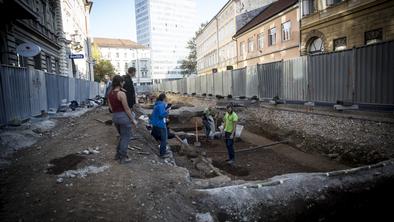 Emonsko grobišče na Gosposvetski: najdene skelete obravnavajo s kar največjo pieteto #foto