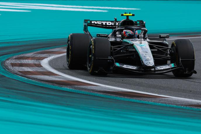 V prvih dveh vrstah dirkači štirih ekip, "pole position" za Antonellija in prestavitev štarta
