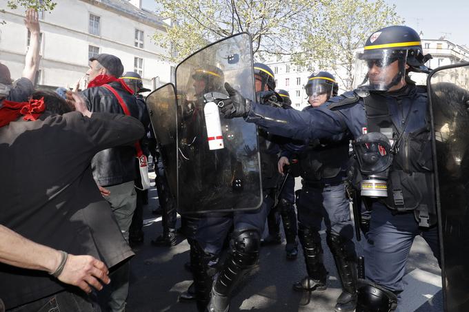 V francoski prestolnici, kjer so letošnji prvomajski shodi v znamenju nasprotovanja reformi trga dela, je policija s solzivcem skušala ločiti skupine protestnikov, ki so namerno iskali spopade z varnostnimi organi. | Foto: Reuters