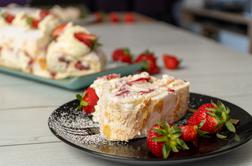 Lahkotna in sveža: recept za rulado Pavlova z jagodami #video