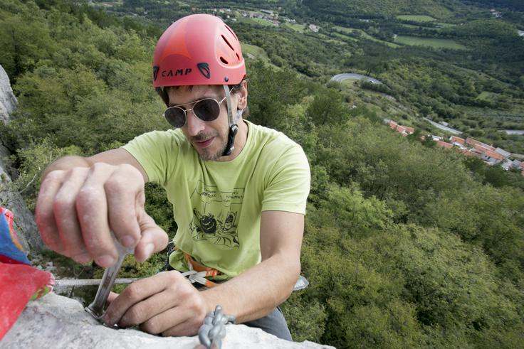 "Preopremljanje smeri si lahko predstavljamo tako kot vzdrževanje doma ali avta, saj nič ni večno, opremi v smereh pa zaupamo svoje življenje! Prihajamo v obdobje, ko bo oprema zastarana," opozarja Jurij Ravnik, tehnični vodja projekta OSP. | Foto: Urban Urbanc/Sportida