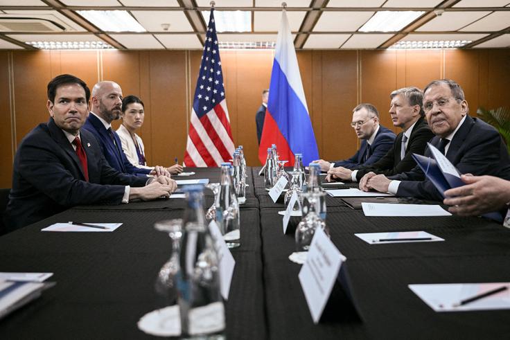 Diplomata sta v Manili govorila o "ameriško-ruskih odnosih in o nujnosti končanja rusko-ukrajinske vojne". | Foto: Reuters