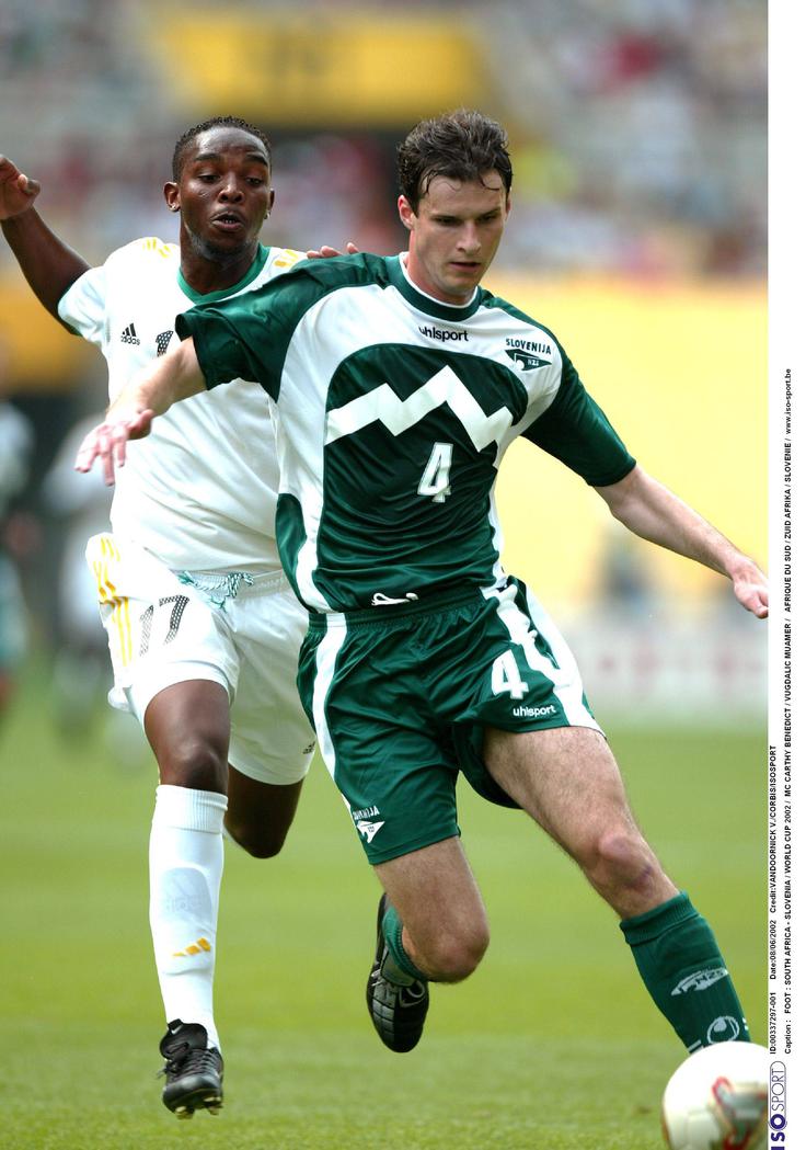 Muamer Vugdalić je svoj prvi nastop na svetovnem prvenstvu dočakal proti Južni Afriki. Tako se je boril z Bennyjem McCarthyjem. | Foto: Guliverimage