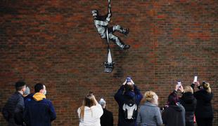 Ponoči je spet "udaril" Banksy, tokratna tarča je nekdanji zapor #video
